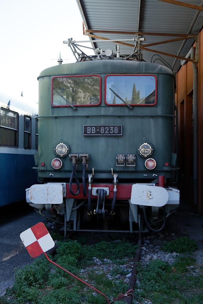 Matériel de transport ferroviaire : locomotive BB 8238 appartenant à la série des BB 8100