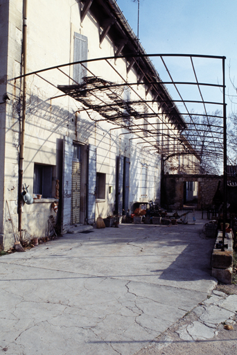 Façade antérieure et terrasse.