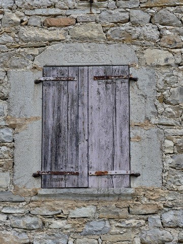Pignon sud, deuxième niveau. Fenêtre.