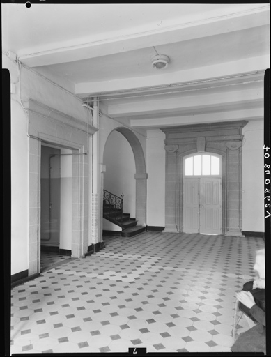 Corps de bâtiment prinicipal. Rez-de-chaussée. Vestibule. Vue d'ensemble prise vers la cage d'escalier.