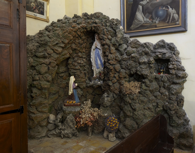 Grotte de Lourdes : Vierge de l'Immaculée Conception apparaissant à Bernadette Soubirous