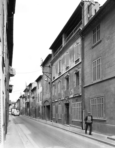 Rue Célestin-Gayol. Alignement est. Façade. Vue prise du sud-ouest.