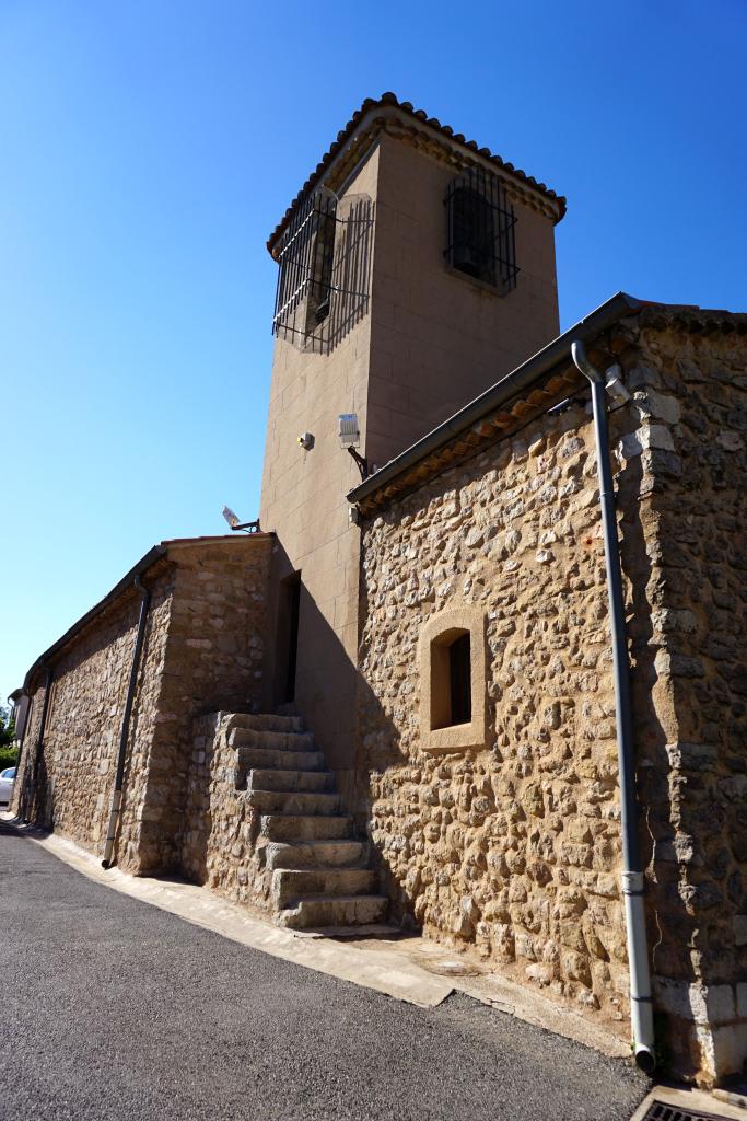 Vue extérieure de la sacristie initiale, du clocher et de son escalier depuis l'angle sud-est.