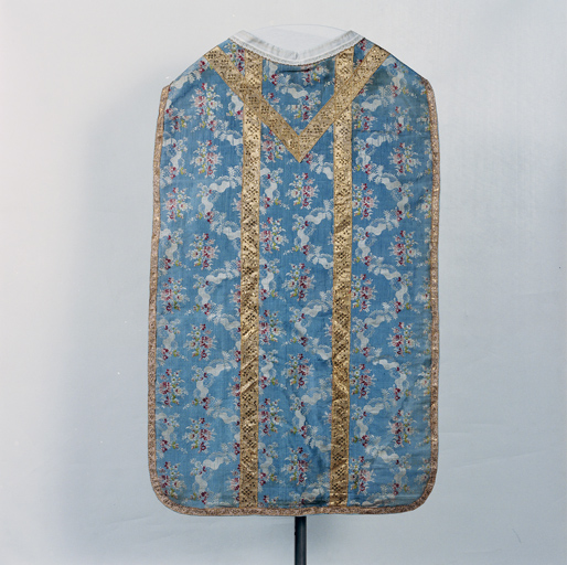 ensemble de vêtements liturgiques (N° 1) : chasuble, étole, manipule, bourse de corporal, voile de calice (ornement bleu)