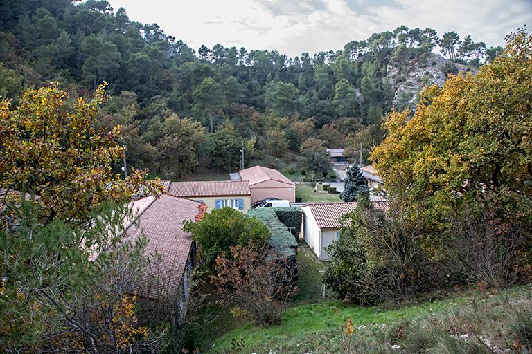 Hameau de forestage de Harkis de La Roque-d'Anthéron, actuellement village de vacances de la Baume