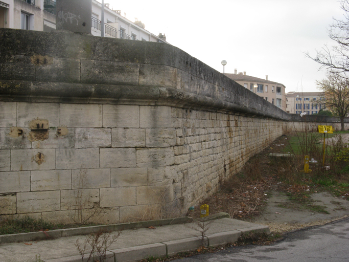 quais de Tarascon ou digue du Centre-Ville