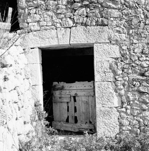 Ferme de Vespluis (1841 G1 62 à 68). Encadrement en pierres de taille calcaires couvert d'une plate-bande lisse. 