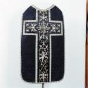 ensemble de vêtements liturgiques : chasuble, manipule, bourse de corporal , voile de calice (ornement noir)