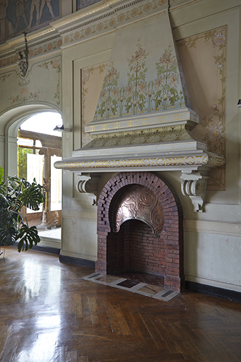 Grand salon. Cheminée.