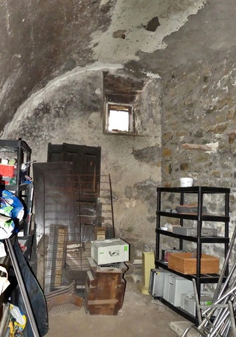 Dépendance agricole. Etage de soubassement, pièce voûtée est. Vue de volume partielle prise du sud.