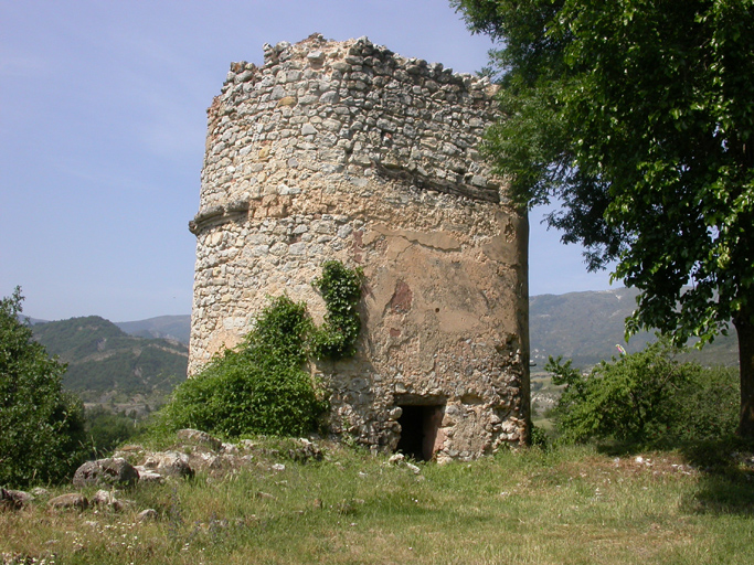 Tartonne. Château de Maladrech. Bâtiment sud. Tour sud-ouest avec colombier. Vue d'ensemble prise du nord-est.