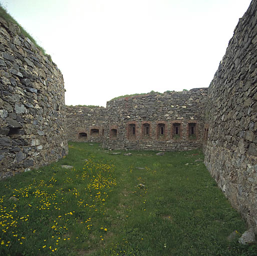 Fossé sud vers l'angle sud-est et sa galerie de contrescarpe crénelée.