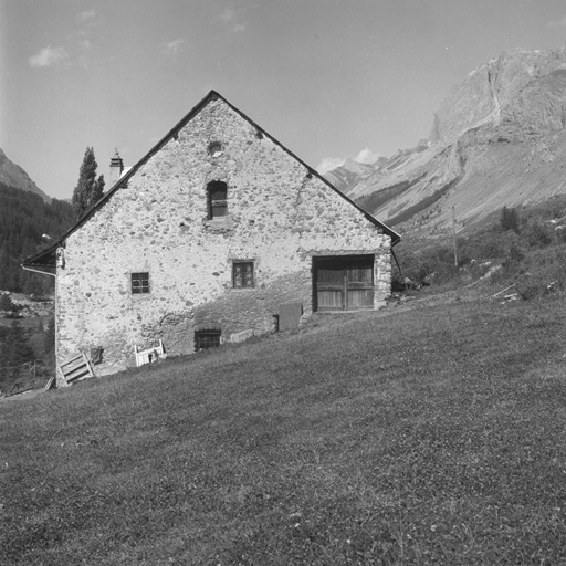 Pignon sud. Noter la cheminée surmontée par une croix sur boule.