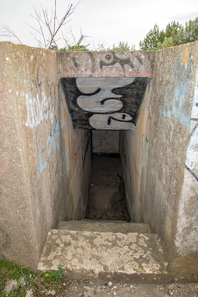 cuve n° 1 pour canon Krupp de 17 cm,  couloir-escalier d'un des 2 abris enterrés de part et d'autre du passage d'entrée