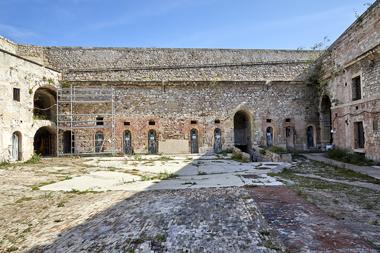 Fort St Nicolas : façade sur cour des casemates nord du donjon, avec débouché de la poterne.