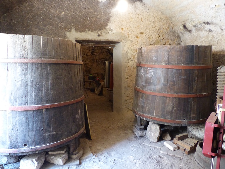 Ferme à la Basse-Gaude, quartier du Trigan (2022 BC 36). Premier étage de soubassement, cellier central. Vue de volume prise de l'est avec les deux cuves vinaires en bois.