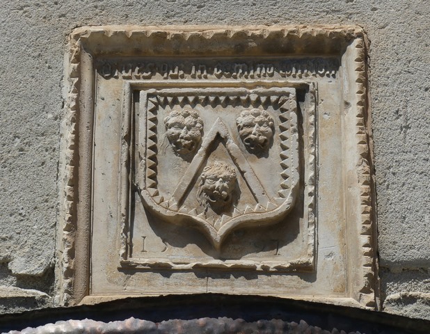 Elévation sud, premier niveau. Bas-relief armorié au-dessus de la porte charretière, avec date 1597.