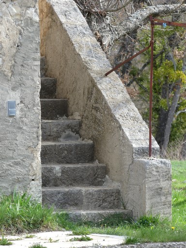 Escalier de distribution extérieur parallèle à la façade. Bâtiment au quartier du Virail (Ribiers).