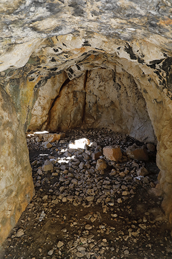 Organe de flanquement nord-ouest du front de gorge, taillé à même le roc, vue intérieure casemate-caverne