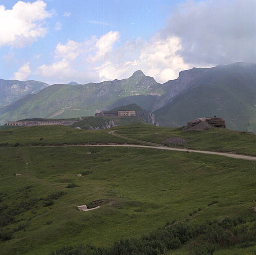 Ouvrage mixte n° 255, du col de Tende : emplacements de tir de la 140° batterie A.N. et bloc de l'ouvrage 255 vu du nord-ouest.