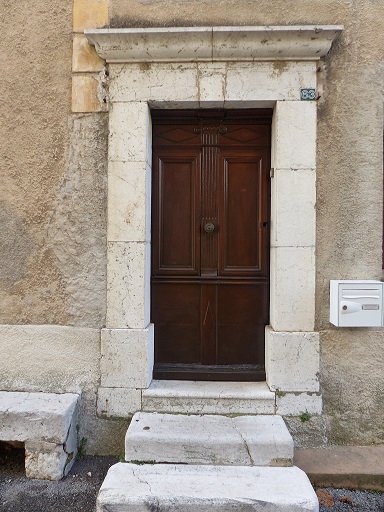 Maison (2023 B 778). Vantail avec menuiserie ouvragée. 