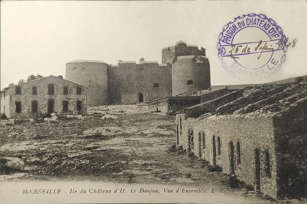 [Vue du donjon et des casernes ruinées du château d'If], c. 1900.