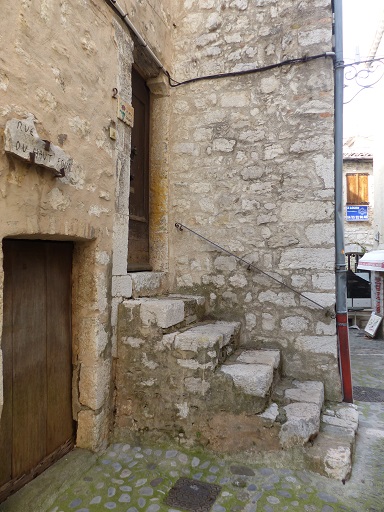 Maison (2022 AY 85). Escalier extérieur perpendiculaire à la façade. 