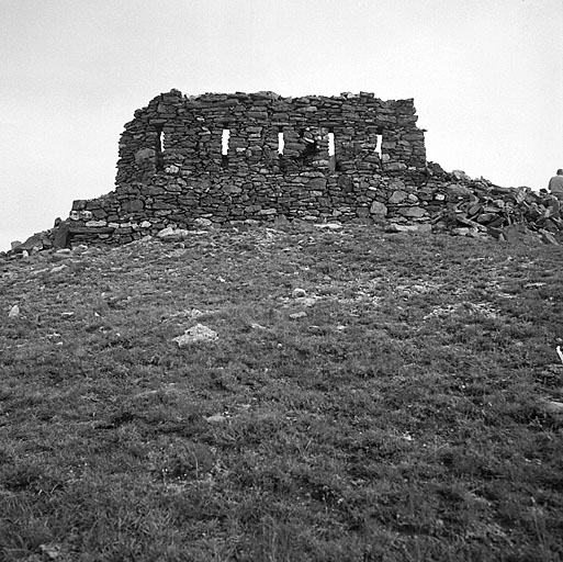 Ruines de la redoute en pierre sèche.