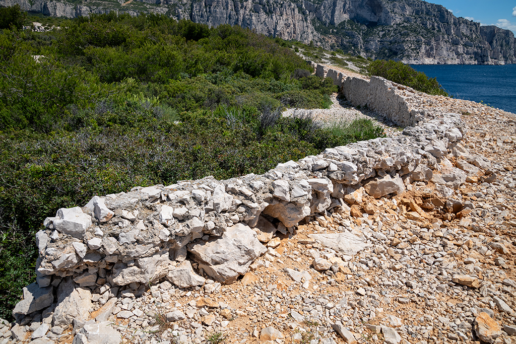 Epaulement de la batterie de droite, détail du mur de genouillère dégradé par l'érosion du parapet