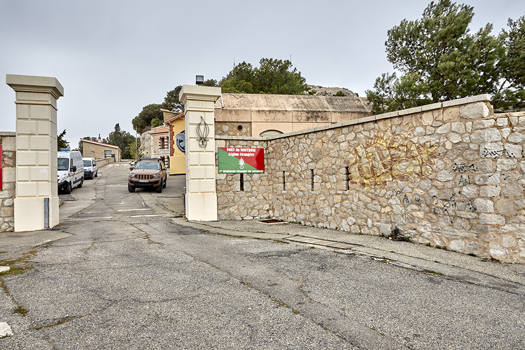 Porte d'entrée de la batterie, piliers et flanc crénelé 