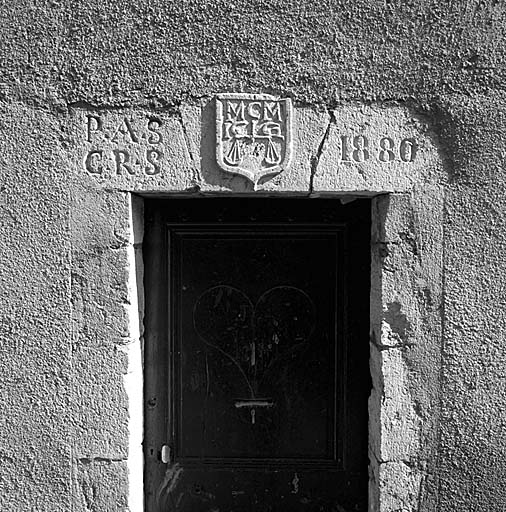 Les Terrasses. Parcelle 150. Le linteau de la porte d'entrée porte deux inscriptions : l'une sculptée en relief est datée 1662 ; la seconde, gravée 1880.