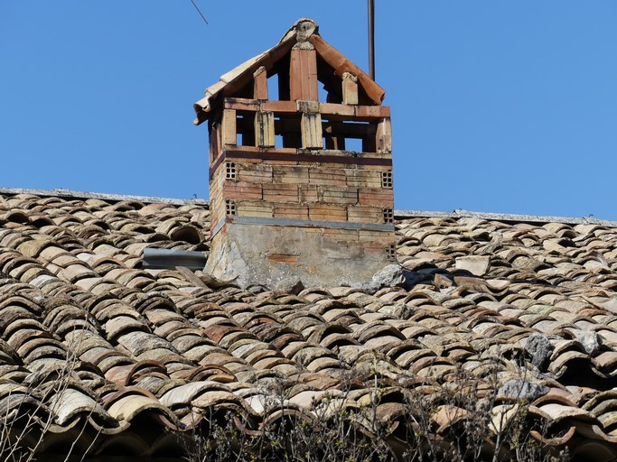 Bâtiment du logis. Souche de la cheminée, en brique.