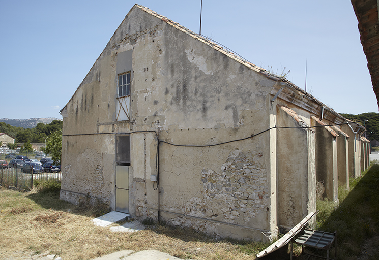 Mur pignon sud-ouest et mur gouttereau sud-est, avec travée surépaissie logeant la cage d'escalier.