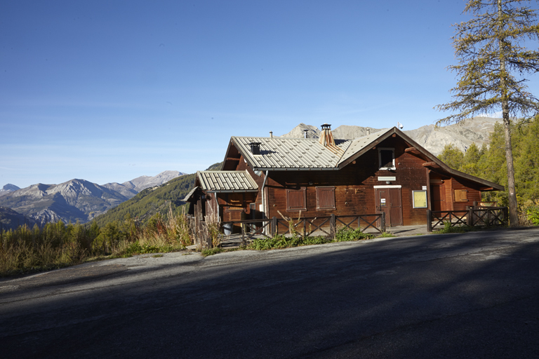 Chalet du domaine nordique de Colmars-Ratery (1700 m.) depuis le sud et la route départementale 2 dite du Col des Champs.