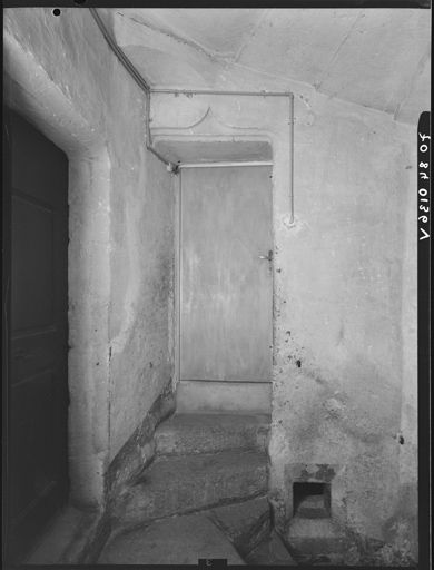 Escalier, premier palier, porte et trompe d'angle.