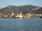 L'arsenal de Toulon et la vigie Castigneau depuis la mer.