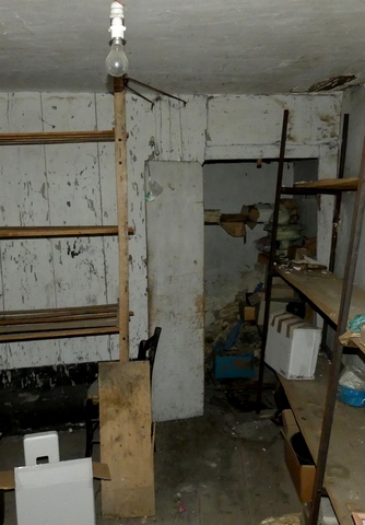 Rez-de-chaussée surélevé, chambre. Vue de volume prise de l'est.