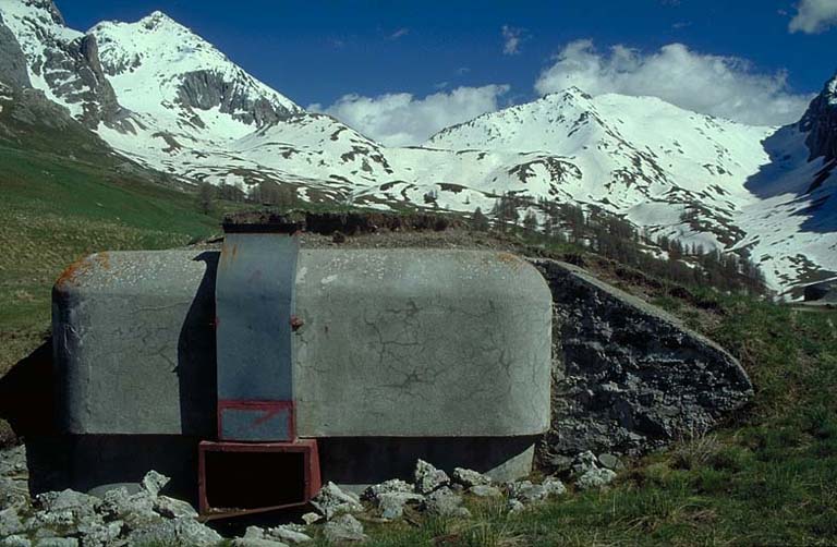 Vue d'ensemble du bloc 6 (cheminée) vu de l'arrière. Au fond, le col du Vallonet.