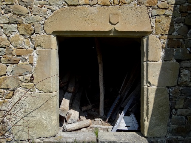 Bâtiment principal. Elévation sud, premier niveau. Porte de la remise-étable.