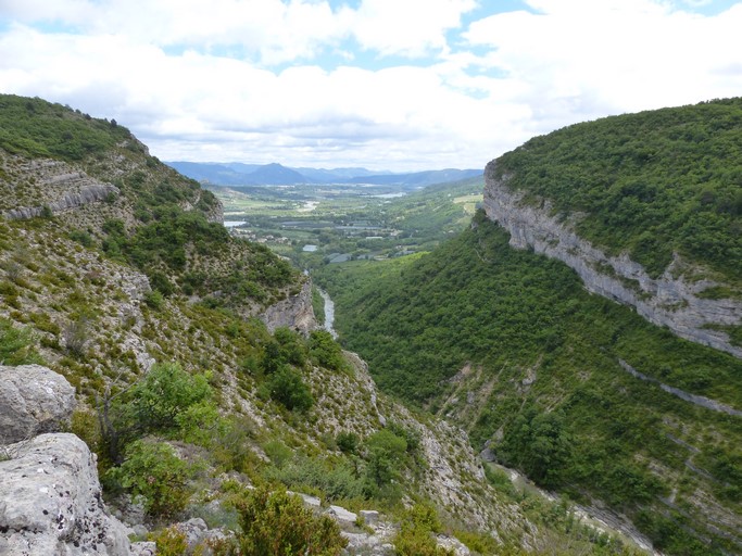 Le débouché des gorges de la Méouge sur la vallée du Buëch (ancienne commune de Pomet), vue prise du nord-ouest.
