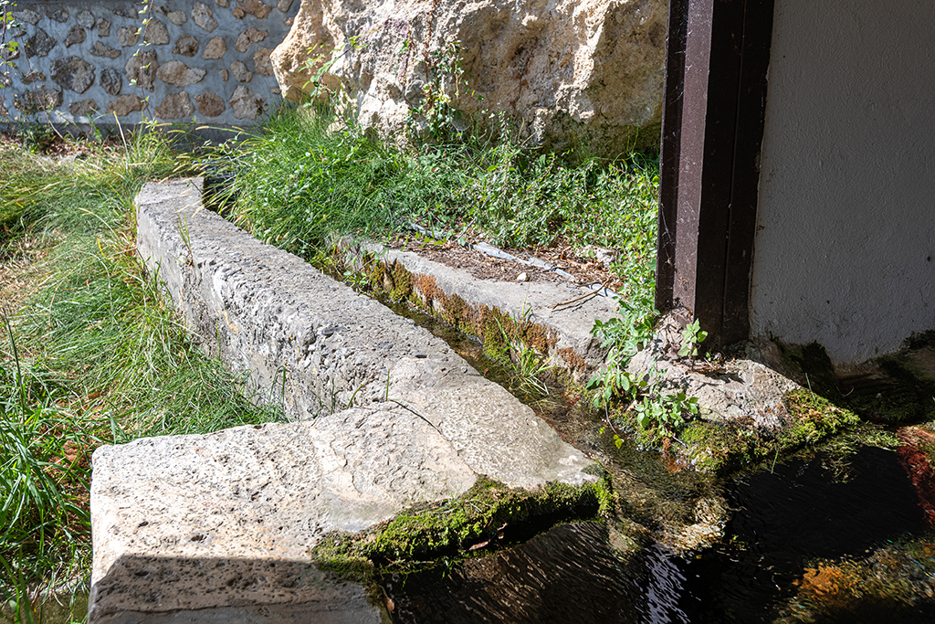 Canal d'amené d'eau à l'ouest du lavoir. Vue prise du sud-est. 