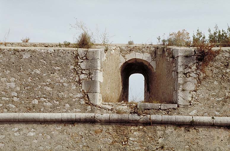 Bastion n° 1 . Face gauche. Embrasure à canon du parapet