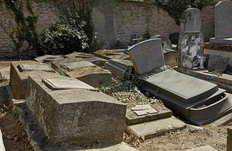 Vue de l'affaissement du terrain de la partie sud-est du cimetière.