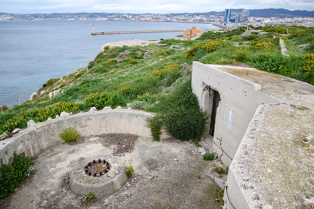 Batterie du Pharo, batterie haute, cuve sud, avec mur de genouillère rocaillé et soutes, vue du sudv