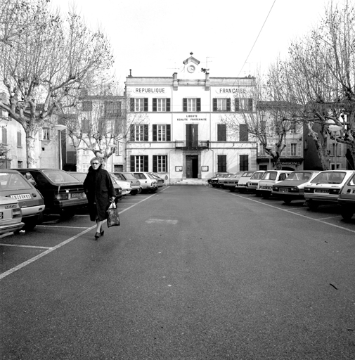 Hôtel de Ville et école actuellement hôtel de ville