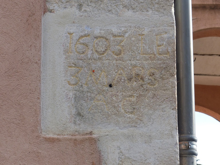 Maison (2023 B 706). Pierre en remploi portant l'inscription "1603 le / 13 mars / AG". 