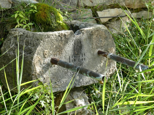 Elément du buffet d'une fontaine avec date gravée (1878), quartier de la Baumelle.