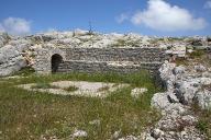 batterie, ruines d'une plate-forme d'artillerie, vue axiale, mur de fond et issue latérales d'une des galeries casematées reliant les plates-formes de la seconde batterie