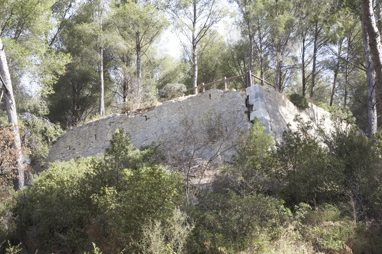 Revêtement ruiné du glacis coupé, angle nord.