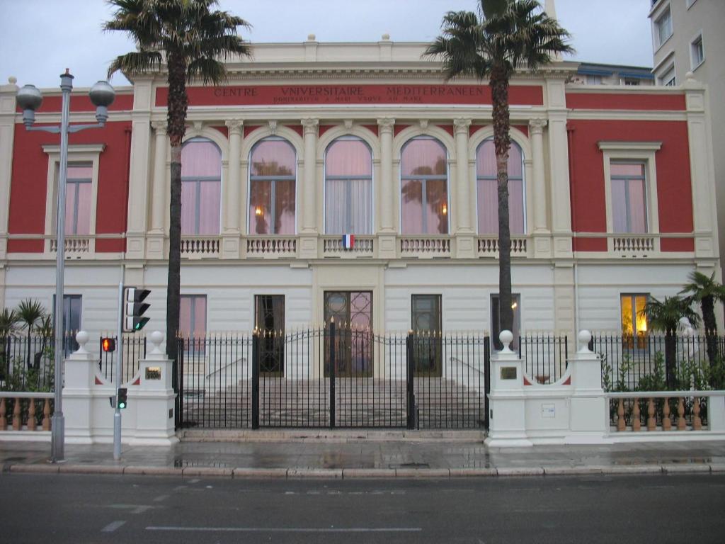 maison de villégiature (villa balnéaire) dite villa Guiglia, puis siège du Club Nautique de Nice, puis siège du Lycée hôtelier de Nice, actuellement Centre Universitaire Méditerranéen (abrégé en C.U.M.)